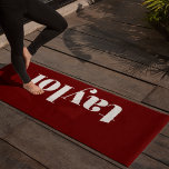 Tapete De Yoga Legal Tendência Minimalista Moderna Vermelha Perso<br><div class="desc">Apresentando a Legal tendência minimalista moderna vermelha personalizada Yoga Mat - um acessório vibrante e na moda, projetado para entusiastas do ioga. Este tapete de ioga personalizado oferece uma superfície confortável para uma variedade de atividades, incluindo exercícios, meditação e pilatos. Ele serve como um presente ideal de amante de ioga...</div>