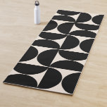 Tapete De Yoga Meio século Padrão Vintage Moderno Preto e Branco<br><div class="desc">Padrão Moderno do Meio século Retroativo - Formas Geométricas do Abstrato - Padrão Minimalista em preto e branco creme.</div>
