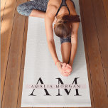 Tapete De Yoga Mínimo Pink Pastel Inicial e Personalizado<br><div class="desc">"Elevem sua prática de yoga com nosso Monograma Rosa, Ioga Personalizado Inicial. Este tapete premium apresenta um design cor-de-rosa luxuoso com uma inicial personalizável, combinando estilo com funcionalidade. Produzido a partir de material não escorregadio e de alta densidade, ele oferece excelente suporte e estabilidade durante as sessões de yoga. Leve...</div>