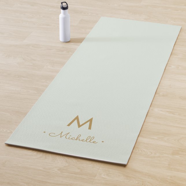 Tapete De Yoga Modern Sage Green Gold Script Monogram (In Situ)