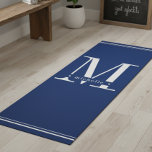 Tapete De Yoga Monograma azul e branco mínimo do Marinho<br><div class="desc">Este design simples, porém elegante, adiciona estilo e graça ao seu exercício com seu elegante design mínimo em azul e branco marinho. Elegante, moderno e subestimado, é a maneira perfeita de se expressar. Personalizado com um nome e uma inicial, ele faz um presente excelente para o entusiasta do exercício em...</div>