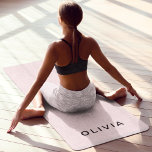 Tapete De Yoga Monograma de nome e cor-de-rosa personalizado | Pe<br><div class="desc">Adicione um toque pessoal à sua prática de yoga com este elegante tapete de yoga personalizado. Apresentando um design cor-de-rosa pastel minimalista com um monograma e nome personalizáveis, esse tapete combina estilo e funcionalidade. O material de alta qualidade oferece excelente aderência e amortecimento, fazer-o perfeito para yoga, Pilates ou exercícios...</div>