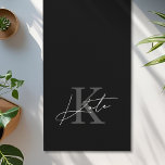 Tapete De Yoga Monograma de Script de Mão Branca e Preto Moderno<br><div class="desc">Ioga mat personalizado com monograma moderno de script manual,  com nome e inicial personalizados.</div>