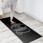 Tapete De Yoga Monograma de Script Moderno da Cinza Negra Monocro<br><div class="desc">Apresentando nossa Cinza Negra Monocromática Legal Monograma Yoga Mat Yoga, um roteiro moderno, personalizado e na moda essencial para aprimorar sua experiência em yoga, meditação e exercícios. Este tapete de ioga personalizado é feito com um elegante esquema de cores preto e cinza monocromático, com um monograma moderno que adiciona um...</div>
