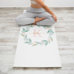 Tapete De Yoga Monograma Floral de Ferro Cor de Água Rosa<br><div class="desc">Design com uma cruz floral de cor aquosa.</div>