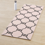 Tapete De Yoga Monograma inicial de luxo moderno cor-de-rosa na m<br><div class="desc">Melhore sua prática com nosso personalizado Na moda cor-de-rosa moderno de luxo Girly Monograma Ioga Mat inicial, projetado para trazer um toque de elegância personalizada para cada sessão. Com um fundo cor-de-rosa pincelado chico com um padrão monográfico sofisticado, este tapete adiciona estilo e conforto, fazer-o como acessório perfeito para yoga,...</div>