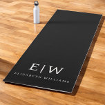 Tapete De Yoga Monograma Moderno Minimalista Preto e Branco<br><div class="desc">Apresentando nossa Coleção de Monogramas Modernos Minimalistas Pretos e Brancos: adote simplicidade e sofisticação com nossos designs minimalistas, curados para elevar seu estilo sem esforço. Feita de olho na estética moderna, essa coleção apresenta designs negras e brancos elegantes, acentuados por monogramas personalizados. De papelaria chic a acessórios versáteis, nossa coleção...</div>