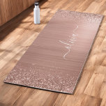 Tapete De Yoga Monograma Rosa cor-de-rosa com Dourada de metal es<br><div class="desc">Rosa Dourado - Folha Cor-de-rosa esfarelada Metálica Brilhante Glitter Brugado Metal Monograma Nome Bathroom Yoga Mat. Isto faz o doce e perfeito aniversário de 16 anos,  casamento,  chá de panela,  aniversário,  chá de fraldas ou festa de solteira presente para alguém que ama luxo de luxo e estilos quíticos.</div>