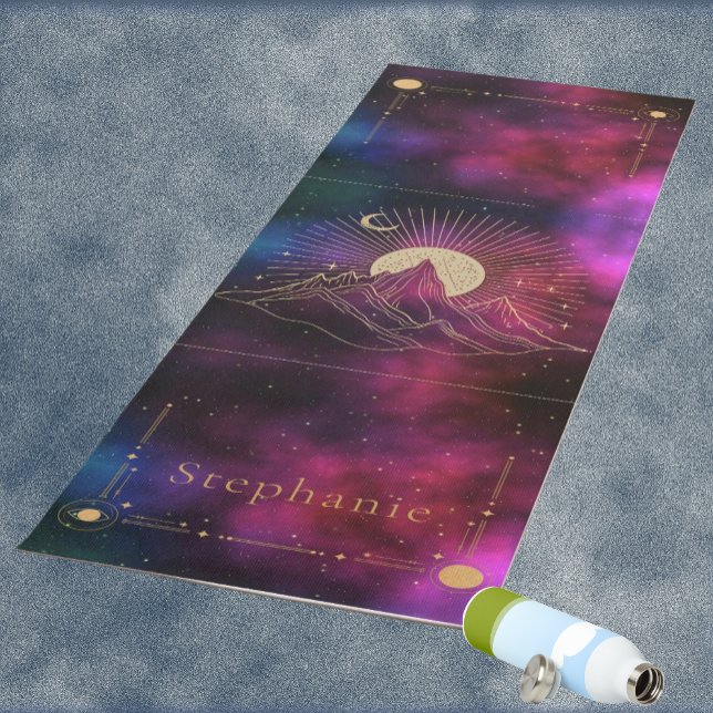 Tapete De Yoga Montanha Celestial Monograma Dourado Borgonha (Celestial Gold Mountain Sunrise Yoga Mat)