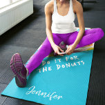 Tapete De Yoga Muito humorístico Eu faço isso pelas rosquinhas co<br><div class="desc">Este humorístico tapete de ioga apresenta um padrão de rosquinhas coloridas com gelo pastel e aspersão. A legenda divertida diz "Eu faço pelas rosquinhas" em uma fonte branca com todos os bonés sobre um fundo azul claro. Personalizável com seu nome</div>