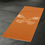 Tapete De Yoga Nome da borboleta de ouro laranja queimada<br><div class="desc">Um fundo cor de laranja robusto e queimado decorado com uma borboleta de ouro falso de grande dimensão. Personalize e adicione seu nome. Traseira: sem design</div>