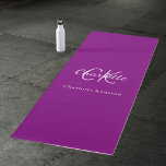 Tapete De Yoga Nome das iniciais do monograma roxo<br><div class="desc">Um fundo cor roxa da moda. Personalize e adicione seu primeiro nome,  iniciais do monograma e nome do cheio. Traseira: sem design</div>