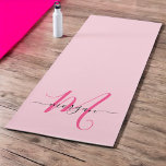 Tapete De Yoga Nome de Monograma de Rapariga de Script Moderno Ro<br><div class="desc">Melhore sua prática com nosso Yoga Mat! Apresentando um vibrante design cor-de-rosa-quente e personalizado com seu nome em um elegante roteiro moderno, este tapete yoga adiciona um toque na moda à sua rotina de exercícios. Produzido a partir de material não escorregadio de alta qualidade, ele proporciona conforto e estabilidade para...</div>