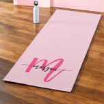 Tapete De Yoga Nome de Monograma de Rapariga de Script Moderno Ro<br><div class="desc">Melhore sua prática com nosso Yoga Mat! Apresentando um vibrante design cor-de-rosa-quente e personalizado com seu nome em um elegante roteiro moderno, este tapete yoga adiciona um toque na moda à sua rotina de exercícios. Produzido a partir de material não escorregadio de alta qualidade, ele proporciona conforto e estabilidade para...</div>