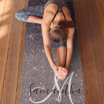 Tapete De Yoga Nome do brilho preto moderno<br><div class="desc">Apresentando nosso incrível produto Moderno Negra Glitter Sparkles Personalized Name, disponível exclusivamente no Zazzle! Adicione um toque de elegância e brilho à sua vida diária com este item personalizado. Nosso produto Modern Black Glitter Sparkles Personalized Name apresenta um fundo preto elegante, enfeitado com brilhos brilhantes mesmerizantes. A combinação de preto...</div>