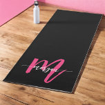Tapete De Yoga Nome do Monograma da Rapariga Preta-Rosa Quente<br><div class="desc">Melhore sua prática com nosso Yoga Mat! Apresentando um vibrante design cor-de-rosa-quente e personalizado com seu nome em um elegante roteiro moderno, este tapete yoga adiciona um toque na moda à sua rotina de exercícios. Produzido a partir de material não escorregadio de alta qualidade, ele proporciona conforto e estabilidade para...</div>