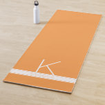 Tapete De Yoga Nome do Monograma de Faixa Laranja Personalizada<br><div class="desc">Moderno e simples, este tapete de ioga laranja personalizado é chique e na moda para o minimalista que ama um pouco de talento, mas não muito - para levar à academia ou usar para fazer exercícios domésticos e sessões de saltação solar. Adicione um nome ou mantra pessoal ou palavra inspiradora...</div>