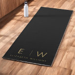 Tapete De Yoga Nome do Monograma Dourado Minimalista Negro Clássi<br><div class="desc">Elevem sua prática de yoga com nosso clássico Elegante moderno e minimalista Monograma Yoga Mat. Este tapete meticulosamente projetado combina perfeitamente a sofisticação do eterno com o minimalismo contemporâneo, criando um espaço sereno para sua mente e corpo. Feito com precisão e atenção aos detalhes, esse tapete ioga é mais do...</div>