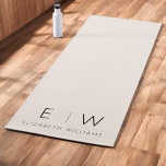 Tapete De Yoga Nome do Monograma Moderno e Elegante Neutro<br><div class="desc">Elevem sua prática de yoga com nosso clássico Elegante moderno e minimalista Monograma Yoga Mat. Este tapete meticulosamente projetado combina perfeitamente a sofisticação do eterno com o minimalismo contemporâneo, criando um espaço sereno para sua mente e corpo. Feito com precisão e atenção aos detalhes, esse tapete ioga é mais do...</div>