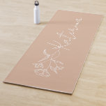 Tapete De Yoga Nome Floral Cor-de-Rosa Escamudo Personalizado<br><div class="desc">Este tapete de ioga personalizado é o presente perfeito para iogis. Ele apresenta um design moderno e sua escolha de nome,  fazer-o como um excelente adicional em qualquer casa ou estúdio.</div>