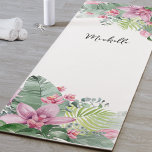 Tapete De Yoga Nome Floral Rosa Personalizado<br><div class="desc">Lindas folhas tropicais brancas, cor-de-rosa e verde impressão floral com nome de tipografia de script. Você pode mudar a cor e o estilo da fonte, e também mudar a cor de fundo para torná-la sua! Parece muito fofo com outras cores. Uma vibração feminina e feminina com folhagem verde, flores roxas...</div>