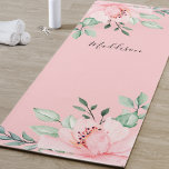 Tapete De Yoga Nome Frio Rosa Personalizado<br><div class="desc">Uma adorável flor rosa para bebês com aquarelas misturada com folhagem verde. Um olhar simples e moderno para uma vibração elegante e na moda. Uma tipografia elegante para o nome de personalizar este tapete de ioga botânico. Um olhar feminino faz disto um presente excelente para os iogis na sua vida....</div>