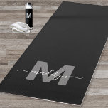 Tapete De Yoga Nome inicial do Workout Personalizado Monograma Pr<br><div class="desc">Crie seu próprio nome personalizado de script preto monograma preto e branco de duas faces, Yoga Mat. Este ioga chic, de luxo, apresenta um design de na moda monograma com fundo preto elegante e uma cinza inicial ousada, sobreposta com um nome de escrita branca fluente para um toque pessoal. Projetado...</div>