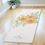 Tapete De Yoga Nome Monograma Girassol<br><div class="desc">Este tapete de ioga floral é decorado com flores solares de cor amarela e verde-aquarela. Facilmente personalizável com seu nome e monograma na tipografia de na moda. O fundo é um verde macio. Original Watercolor © Michele Davies.</div>