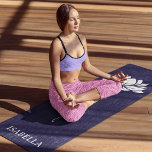 Tapete De Yoga Nome Personalizado Azul Moderno do Flor do Namaste<br><div class="desc">Namaste Lotus Flower Modern Blue Custom Name Malhação desportiva Yoga Mat apresenta uma flor branca de lótus com o texto "namaste" no moderno script de caligrafia manuscrita em um fundo azul e personalizado com seu nome. Presente perfeito para amigos e família de aniversário, Natal, Dia de as mães, melhores amigos,...</div>