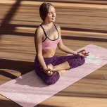 Tapete De Yoga Nome Personalizado da Cor-de-rosa Moderna do Flor<br><div class="desc">Namaste Lotus Flower Modern Pink Custom Name Malhação Desportiva Yoga Mat apresenta uma flor branca de lótus com o texto "namaste" em um script de caligrafia moderno, com letra de mão, em um fundo rosa e personalizado com seu nome. Presente perfeito para amigos e família de aniversário, Natal, Dia de...</div>