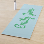 Tapete De Yoga Nome Personalizado de Script Verde Azul e Branco S<br><div class="desc">Este tapete de yoga personalizado apresenta um belo design simples e moderno do seu nome num estilo de tipografia divertido,  azul claro e verde. ideia de presente de excelente.</div>