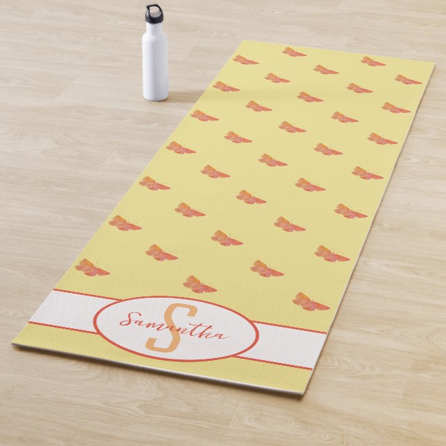 Tapete De Yoga Padrão de borboleta Amarelo Monograma Girly Modern (In Situ)