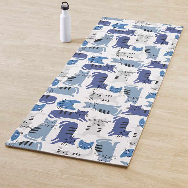 Tapete De Yoga Padrão de Cat (A yoga mat with a pattern of blue and gray cats on a white background, next to a white-water bottle.)