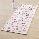 Tapete De Yoga Padrão de Flamingo e Melancia de Aquarela Personal<br><div class="desc">Padrão de Watercolor Flamingo e Melancia Personalizado Yoga Mat. Ioga personalizável com ilustração aquosa do flamingo,  das palmeiras e das fatias de melancia. O tapete perfeito para o verão.</div>