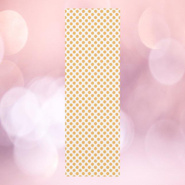 Tapete De Yoga Padrão de Fruta laranja (A yoga mat with a fun pattern of orange fruit slices.)