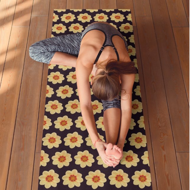 Tapete De Yoga Padrão Floral Amarelo Dahlia em Preto (In Situ (Person on Mat))