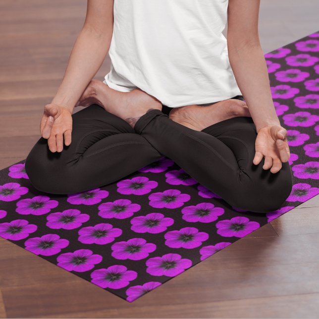 Tapete De Yoga Padrão Floral de Geranium roxo em preto (In Situ (Person on Mat))