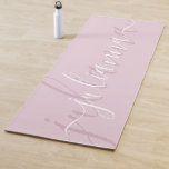Tapete De Yoga Personalizado Minimalista de Script de Nome Elegan<br><div class="desc">Melhore sua prática de yoga com o Yoga Mat personalizado de Sobreposição de Script de Nome Elegante Rosa Esmagador. Este elegante e personalizado tapete de ioga combina funcionalidade com um toque de sofisticação, permitindo que você alinhe sua mente, corpo e espírito durante suas sessões de yoga. Sobreposição de script preto...</div>