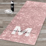 Tapete De Yoga Rapariga Rosa Rosa Rosa Rosa Rosa Dourada Nome da<br><div class="desc">Crie Seu Próprio Script Moderno Personalizado Nome Monograma Cor Rosa Rosa Rosa Rosa Rosa Dourada Glitter Yoga Mat. Este tapete de ioga ultra-cinzento, de dupla face combina estilo e funcionalidade com um fundo brilhante rosa dourado cor-de-rosa pincelado (sem faíscas, apenas um padrão), uma inicial branca nítida e um nome de...</div>