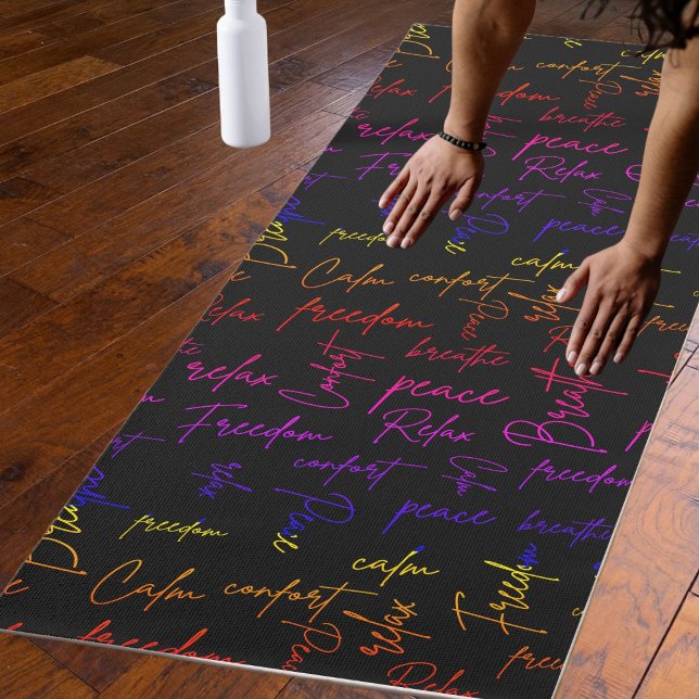 Tapete De Yoga Respire Relaxe Paz Script Preto Padrão Arco-Íris (Criador carregado)