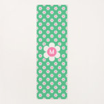 Tapete De Yoga Retrospectiva Personalizada do Monograma Rosa e Ve<br><div class="desc">Um padrão retrô alegre e brilhante de margarida em tons de pré-disquete verde brilhante e rosa. Este design pode ser personalizado com uma letra de monograma. Um presente personalizado de excelente para um aniversário ou qualquer ocasião.</div>