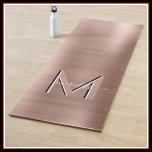 Tapete De Yoga Script Metálico Rosa de Monograma Dourado Brutado<br><div class="desc">Este monograma personalizado chic 3 colorido em rosa dourado e metálico escovado — também tem seu nome no script E no verso, se desejar, um bloco de texto para seu nome /endereço / e-mail caso isso seja deixado para trás - caso contrário, pode eliminar. Elegante para suas lições ou como...</div>