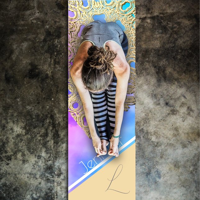 Tapete De Yoga Serenidade beijada em nuvem: O Ouro Lace Yoga Mat (A female yogi exercises on Cloud-kissed Serenity: The Golden Lace Yoga Mat by fantabuloustef)