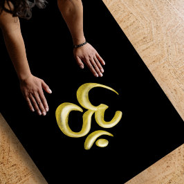 Tapete De Yoga Símbolo Om Dourado Elegante | Sânscrito Preto Espi