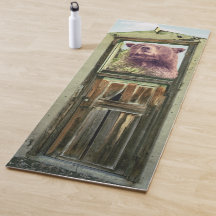 Urso na janela olha para você