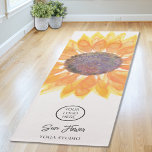 Tapete De Yoga Yoga Studio Logotipo Girassol Yoga Mat<br><div class="desc">Este tapete de ioga na moda é decorado com um girassol amarelo. Você pode personalizar este tapete adicionando o nome e o logotipo do seu Yoga Studio. Use a opção Personalizar Mais para alterar o tamanho, o estilo ou a cor do texto, se desejar. Se o seu logotipo estiver quadrado,...</div>