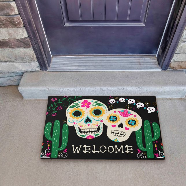 Tapete Dia das Capas de Açúcar de Arte Morta Boas-vindas (Small doormat with sugar skulls and cactus from my Dia de los Muertos collection)