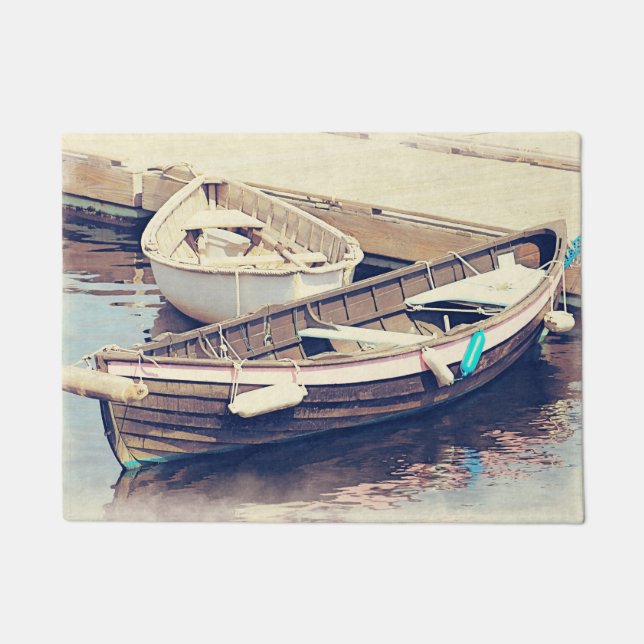 Tapete Dois Barcos em um Porto Náutico Rústico (Frente)