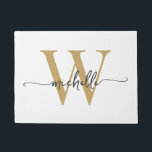 Tapete Elegante Moderno Nome Monograma Branco e Dourado S<br><div class="desc">Tapete Personalizado Moderno Elegante Estiloso Branco e Dourado com Nome e Inicial Monograma. Este design apresenta um primeiro nome em uma linda fonte manuscrita com rabiscos (ou tipografia) com monograma inicial em dourado e preto sobre fundo branco. Ótimo presente feminino e elegante para aquecimento de casa, também para aniversário, casamento,...</div>