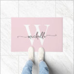 Tapete Elegante Moderno Nome Monograma em Rosa Bege Scrip<br><div class="desc">Tapete Personalizado Minimalista Moderno Elegante e Sofisticado Rosa Bege com Nome ou Inicial Monograma em Letra de Forma Manuscrita. Este design apresenta um primeiro nome em uma linda fonte manuscrita com rabiscos (ou tipografia) com monograma inicial em branco e preto sobre um fundo cor de rosa bege. Ótimo presente feminino...</div>